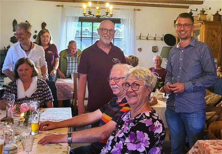 Der CDU-Landtagsabgeordnete Jens Münster im Gespräch mit der Seniorenunion Cochem-Zell beim politischen Austausch im Café Roeschen in Roes. Foto: Ingeborg Beuren