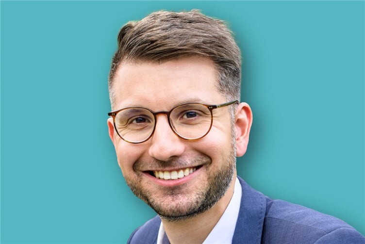 Der CDU-Landtagsabgeordnete Jens Münster informierte sich gemeinsam mit Stadtbürgermeister Gerhard Weber und Vertretern der CDU vor Ort über die geplante Grünfläche mit Gedenkstele im alten Ortskern.