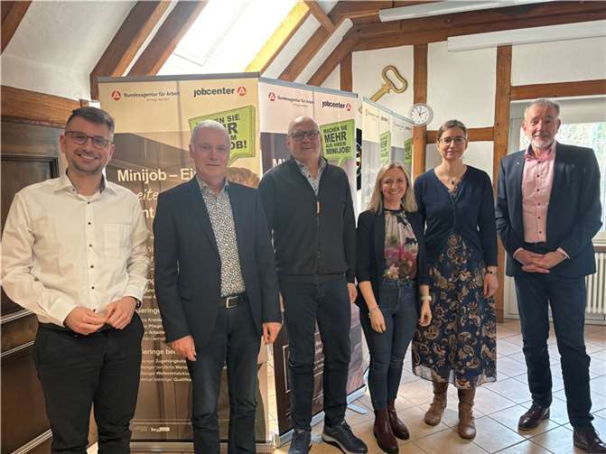 Der CDU-Landtagsabgeordnete Jens Münster (li.) tauschte sich in Cochem mit Vertreterinnen und Vertretern der Arbeitsagentur und des Jobcenters über die Herausforderungen des Cochem-Zeller Arbeitsmarktes aus (v.li.): Thomas Becker, Manfred Greis, Jasmina Müller, Nathalie Grings und Frank Schmidt. Foto: Büro Jens Münster