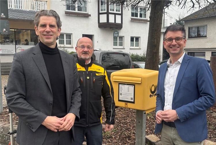 Der CDU-Landtagsabgeordnete Jens Münster (rechts) und der CDU-Bundestagsabgeordnete Marlon Bröhr (links) tauschten sich mit Peter Mayer, Regionalbeauftragter Politik der DHL Group (Mitte), zur Zukunft der Postversorgung im Kreis Cochem-Zell aus. Foto: Katja Probst