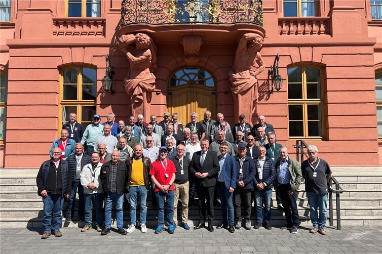 Der CDU-Landtagsabgeordnete Jens Münster und der designierte Ministerpräsident Gordon Schnieder begrüßen die Alterskameraden der FFW der Verbandsgemeinde Zell, Mosel in Mainzer Landtag.
