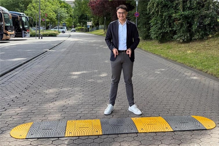 Der CDU-Landtagsabgeordnete Philip Rünz vor Ort am Peter-Altmeier-Ufer: Die neuen Fahrbahnschwellen mit beidseitigen Durchlässen für den Radverkehr ersetzen die zuvor kritisierten Einengungen.