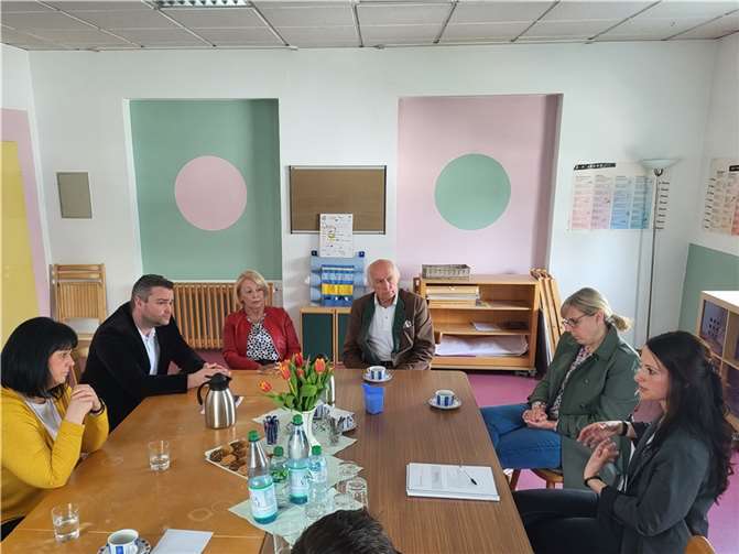 Der CDU-Landtagsabgeordnete Torsten Welling und die CDU Mayen besuchte die KiTa St. Josef am Taubenberg.  Foto: Martin Reis