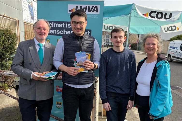 Der CDU-Landtagskandidat Philip Rünz hat gemeinsam mit Vertretern der Union der Vertriebenen, Aussiedler und deutschen Minderheiten der CDU und CSU (UdVA) vor dem Mix Markt in Koblenz-Lützel das Gespräch mit Aussiedlern und Spätaussiedlern gesucht.