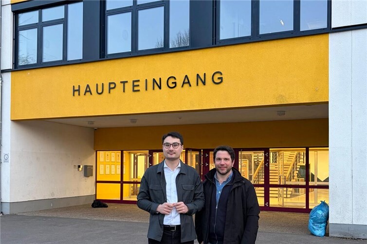 Der CDU-Landtagskandidat Philip Rünz (links) gemeinsam mit Ortsvorsteher Thomas Roos vor der Grundschule in Rübenach.