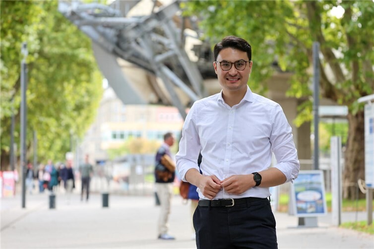 Der CDU-Landtagskandidat Philip Rünz setzt sich für eine wohnortnahe Postfiliale in Koblenz-Lützel ein. Nach der Schließung der früheren Filiale müssen Bürger, insbesondere ältere Menschen, weite Wege zur nächsten Filiale in Wallersheim auf sich nehmen. Rünz fordert die Deutsche Post zu einer Prüfung der Versorgungssituation auf.