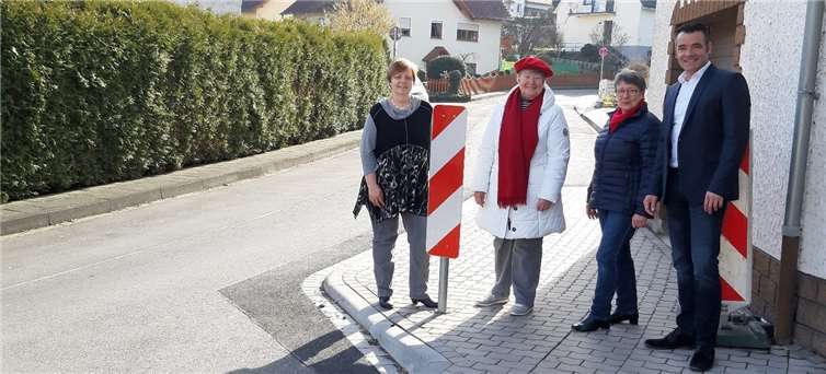 Der CDU Ortsverband Arenberg/Immendorf und die Freie Wählergruppe Arenberg/Immendorf setzten sich gemeinsam für die Umsetzung der von vielen Bürgern geforderten Maßnahmen ein. Hier bei der Maßnahme in der Silberstraße: Anne Plato ( FWG Arenberg/Immendorf), Gabriele Küthe ( CDU ), Maria Weber ( CDU ), Tim Josef Michels (CDU) (v.l.). Foto: Privat