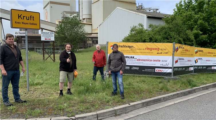 Neu gestaltete Chaussee erhalten Der CDU-Ortsverband Kruft möchte mit der Aktion LKW-Fahrer darauf hinweisen, doch besser die Umgehungsstraße zu nutzen.Quelle: CDU Kruft