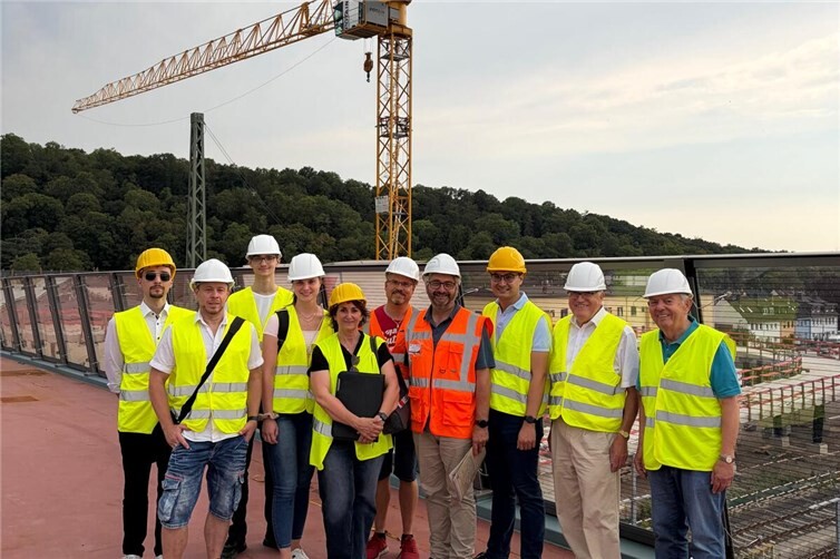 Der CDU-Ortsverband Moselweiß/Rauental/Goldgrube um den Vorsitzenden, Landtagsabgeordneten und Stadtrat Philip Rünz und seine Stellvertreterin Yvonne Früh hat sich die Baustelle der neuen Rad- und Fußgängerbrücke zwischen Goldgrube und Rauental angeschaut.