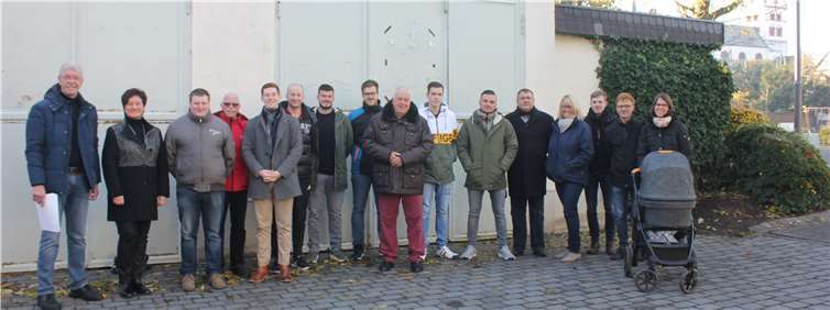 Der CDU-Ortsverband Niederzissen mit Guido Ernst MdL (Mitte) vor dem alten Bauhof.privat