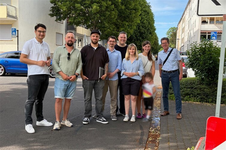 Der CDU-Ortsverband Süd und Landtagsabgeordneter Philip Rünz haben sich dafür stark gemacht, dass der Schul- und Kindergartenweg sicherer für Kinder wird. Nach einem Ortstermin mit Vertretern der Stadtverwaltung werden nun Müllcontainer versetzt und neue Schilder aufgestellt. 