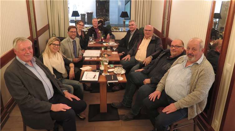 Der CDU-Ortsverbandsvorstand Bad Neuenahr beim Vorschlag zum Tode von Bürgermeister a. D. Rudolf Weltken, v. l. Gert Kaul, Natalie Baum, Detlef Odenkirchen, Aileen Stupp, Dr. Ulrich Krafft, Dr. Jens Hetfleisch-Stephan, Klaus Schneider, Frank Jeub und Erich Stadtfeld.Foto: privat