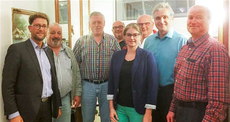 Mehr Flugverkehr belastet Badestadt Der CDU-Ortsvorstand Bad Neuenahr: (v.li.) Detlef Odenkirchen, Erich Stadtfeld, Gert Kaul, Frank Jeub, Aileen Stupp, Klaus Schneider, Jens Hetfleisch-Stephan und Ulrich Krafft haben sich mit dem Thema Fluglärm auseinandergesetzt. Foto: privat