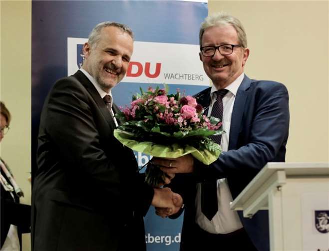 Der CDU-Parteivorsitzende Franz Jäger (r.) gratulierte Jörg Schmidt zum knappen Wahlsieg. Copyright: Heiko Heinen