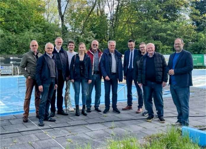 Der CDU Stadtverband Neuwied nutzte die Vorstandssitzung in Oberbieber zur Besichtigung des Freibads.  Foto: Jörg Röder