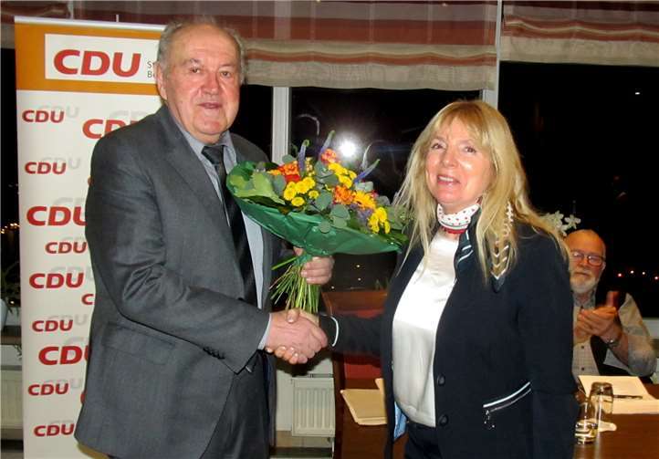 Der CDU-Stadtverbands Bendorf ließ Blumen sprechen: Bernhard Wiemer dankte Gabi Zils für vielfältiges Engagement. PS