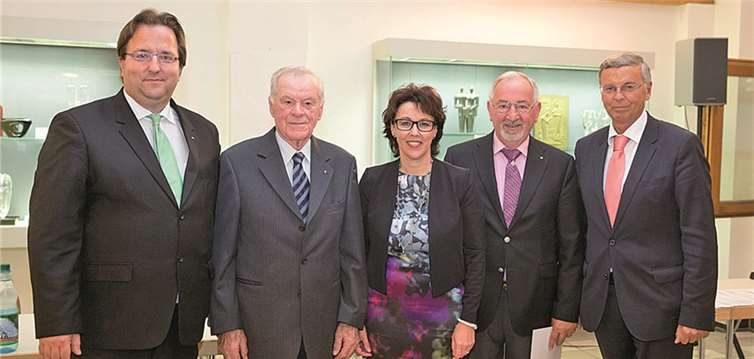 Der CDU-Stadtverbandsvorsitzende Oliver Baron (l.), Bundestagsabgeordneter Wolfgang Bosbach (r.) und die Kreistagsabgeordnete Silke Josten-Schneider (Mitte) ehrten langjährige CDU-Mitglieder. JOST