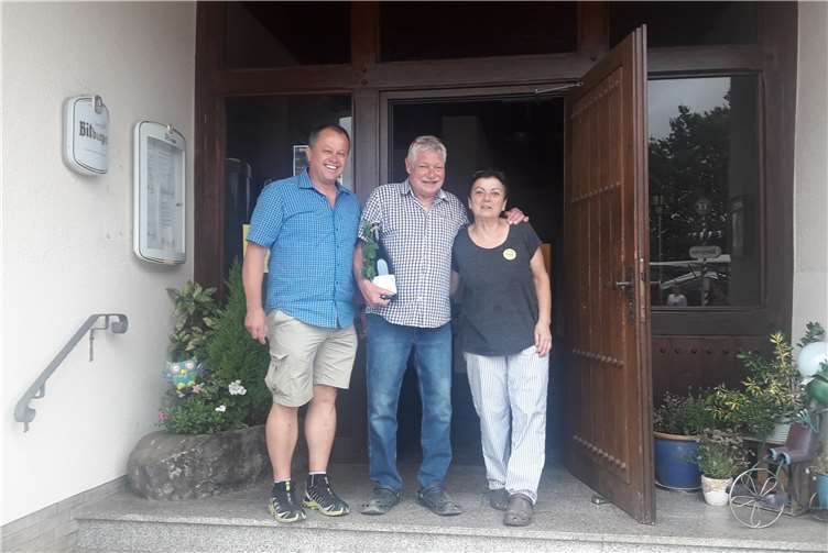 Der CDU-Vorsitzende Jörg Johann überreichte der Familie ein Präsent. Foto: CDU Kobern-Gondorf