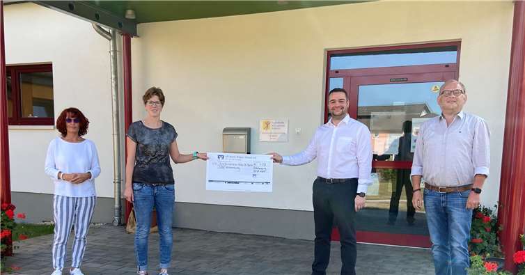 Der CDU-Vorsitzende und Landtagskandidat Torsten Welling (2.v.r.) übergibt mit seinem Stellvertreter Jürgen Endres (r.) die Spende. (Foto aus September 2020). Foto: privat