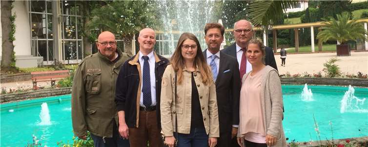 Der CDU-Vorstand Bad Neuenahr beim Rundgang des Sommergesprächs durch den Kurpark von Bad Neuenahr. (V.li.n.re.) Frank Jeub, Ulrich Krafft, Aileen Stupp, Detlef Odenkirchen, Klaus Schneider und Natalie Baum vor dem Springbrunnen im Kurpark. Links im Hintergrund ist ein Teil der Glasfassade der heute noch bestehenden Trinkhalle zu sehen. privat
