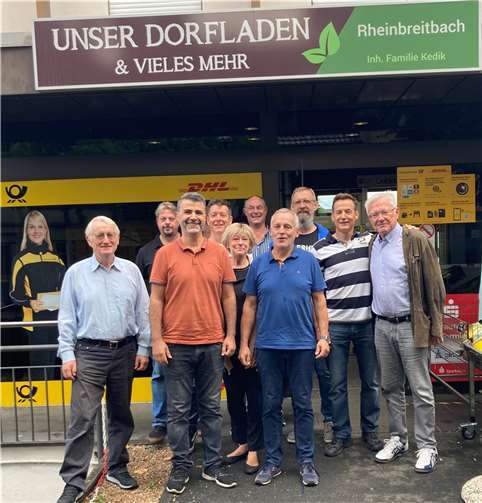 Der CDU-Vorstand traf sich zum gemeinsamen Frühstück im Außen-Café des Dorfladens. Inhaber Heval Kedik (3. von links) berichtete, dass Kunden-Zuspruch und Umsatz nach dem Umzug in die frühere Volksbank an der Hauptstraße und der Erweiterung des Angebots deutlich zugenommen haben. Weitere Ideen, den Laden noch attraktiver zu machen, würden Schritt für Schritt umgesetzt. Der CDU-Ortsvorsitzende Bernhard Groß (vorn Mitte) lobte das leckere Frühstück und wünschte der Familie Kedik weiterhin viel Erfolg für „Unseren Dorfladen“.  Foto: privat