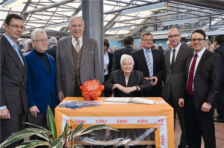 Der CDU-Vorstand und die geehrten Mitglieder (v. l.): Vorsitzender Jürgen Schwerdtfeger, Helmut Pütz, Günter Hamann, Marianne Wagenblast, Jürgen Viehmann, Bürgermeister Bert Spilles und Fraktionschef Joachim Kühlwetter. AT