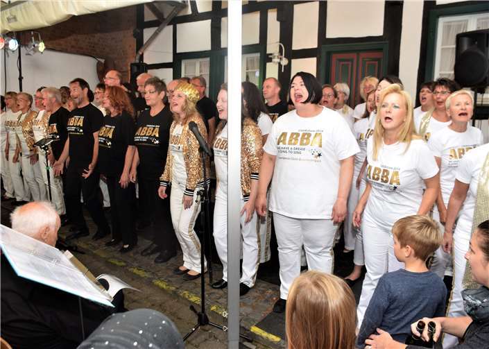 Der Cäcilienchor im Himmeroder Hof mit über 50 Teilnehmern. Foto: EICH