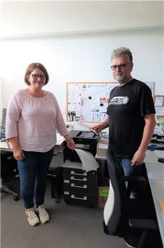 Der Caritas-Drucker nimmt ein wenig den Druck. Friedhelm Sebastian im Büro von Christiane Böttcher zeigt sich erleichtert. Foto: privat