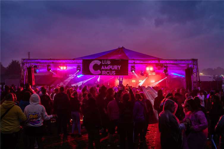 Nature One 2025 feiert 30 Jahre: So lief die Anreise zum Festival Der Century Circus wird zum Treffpunkt für Liebhaber elektronischer Klänge. Foto: I-Motion