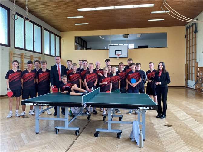 Der CfT Sinzig e.V. freut sich über die Unterstützung der Kreissparkasse Ahrweiler, vertreten durch Florian Schneider, stellvertretender Leiter des BeratungsCenters Sinzig. Foto: Marco Seydel – Kreissparkasse Ahrweiler