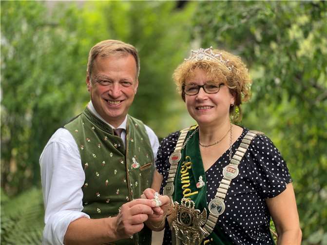 Der Charity-Pin stilisiert den Heiligen Sebastianus und beinhaltet zudem unter anderem die rote Rose als Symbol der Floristmeisterin Andrea Reiprich. Foto: Ulla Bergob