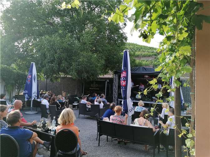 Der Charme im grünen Winzerhof des Weinguts Sonnenberg lockt auch mit Weinbühne.Foto: privat