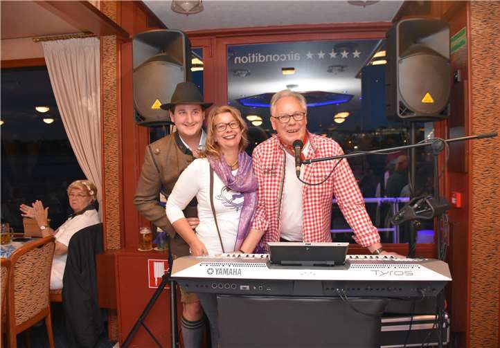 Der Chef Alexander Schmitz, seine Mutter Petra Gottschlich und Musiker Siggi Klein, begrüßten die Gäste an Bord.