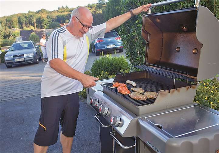 Der Chef vom Grill bei der Arbeit.