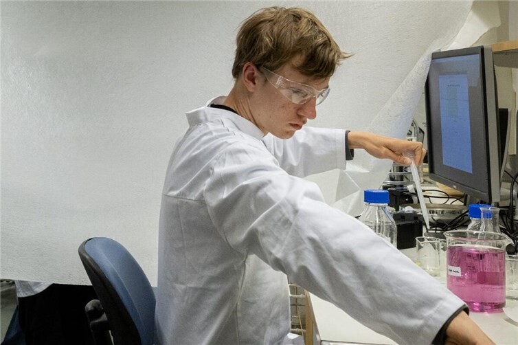 Der Chemiker in Aktion: Michael Hahn untersucht Wasserproben