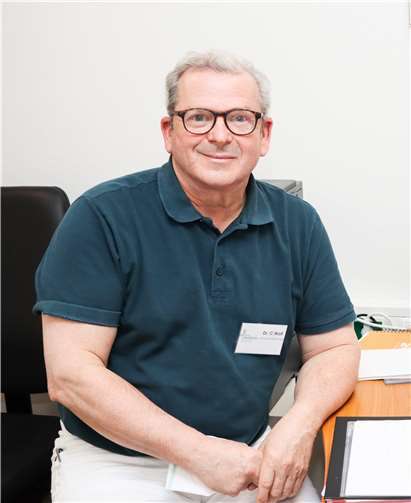 Der Chirurg und Unfallchirurg Dr. Claudio Wolf behandelt Patientinnen und Patienten in der MVZ-Praxis im Erdgeschoss des Marienhaus Klinikums St. Elisabeth Neuwied. Foto: Andrea Schulze