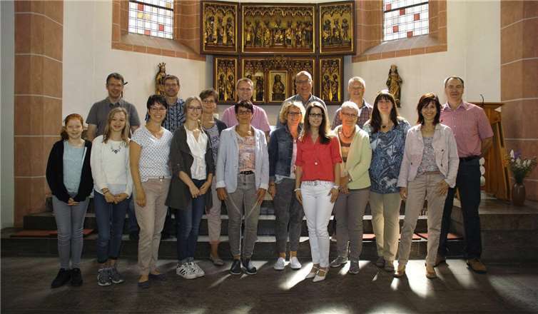 Der Chor ‚Belcanto‘ vor dem Altar der St. Lorenz-Kirche in Erfurt.privat