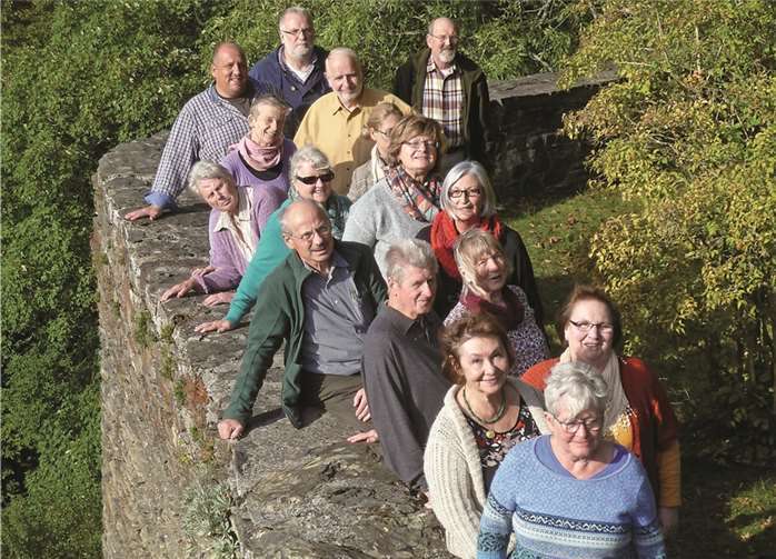 Der Chor „Cantate“ Adenau bereitet sich auf Schloß Schöneck auf kommende Auftritte vor.privat