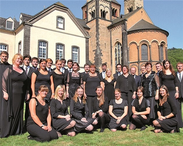 Der Chor Cappella Lacensis vor der Benediktinerabtei Maria Laach. privat