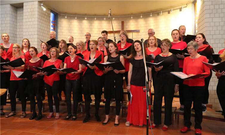 Der Chor „ChrossSongs“ aus Meckenheim zeigte, dass Kirchenchöre weit mehr als nur geistliches Liedgut zu bieten haben.