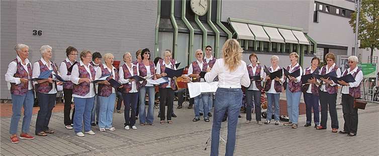 Der Chor Die BRÜCKE wird am 30. Juni abermals die Passanten erfreuen. privat