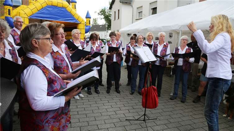Der Chor „Die Brücke“ machte den musikalischen Auftakt. -StF-