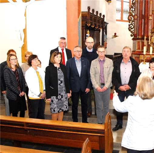 Der Chor „Harmonie“ sang das Isenburger Lied.