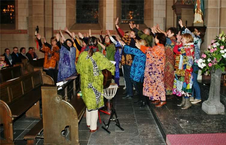 Der Chor Karibu sorgt für Begeisterung unter den Kirchgängern.Privat