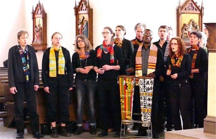 Der Chor Kinduku organisiert den Gottesdienst.privat
