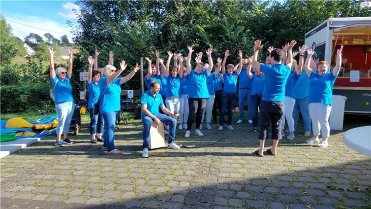 Der Chor Taktvoll Volkesfeld bei ihrem Auftritt auf der Kirmes in Volkesfeld.  Foto: privat