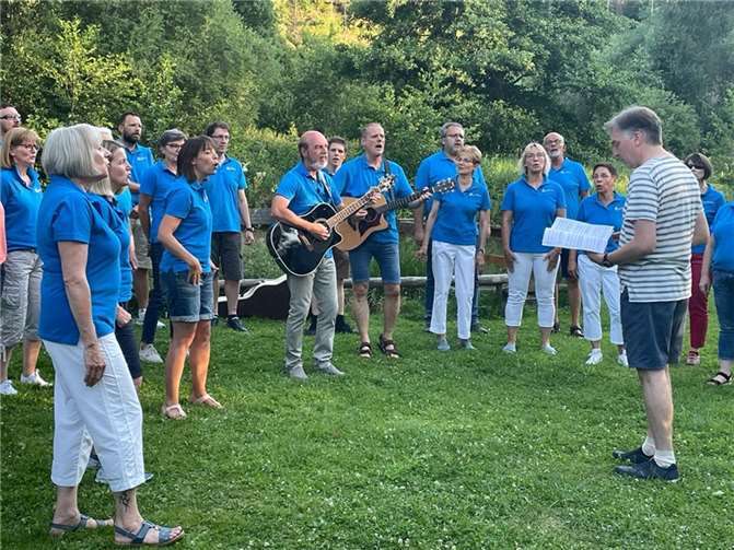 Der Chor Taktvoll Volkesfeld probte kürzlich am Morswiesener Weiher.  Foto: privat