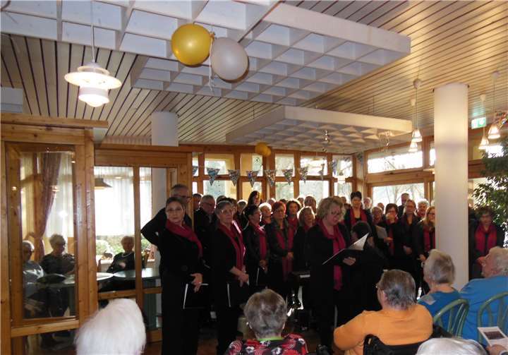Der Chor aus Koisdorf erfreute die Bewohner mit einem breiten Liederrepertoire. Foto: Vanessa Huhmann