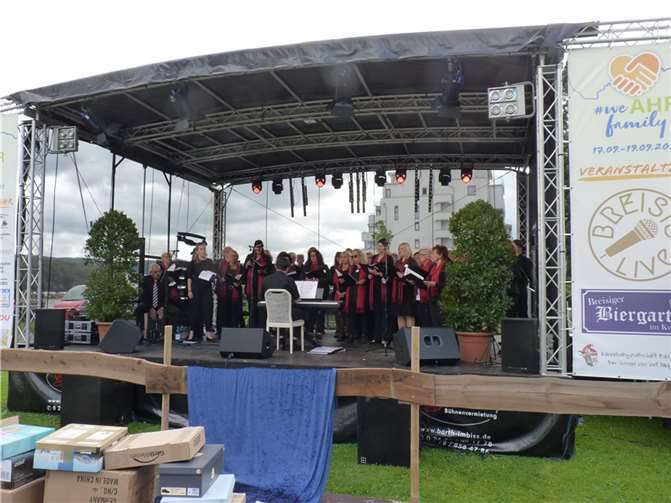 We came for you – wir sind für euch da Der Chor aus Koisdorf sang unter Leitung von Sven Scheuren. Die Installation „Ahr und Brücke“ wurde bei der morgendlichen Andacht von den Gästen „erbaut“.