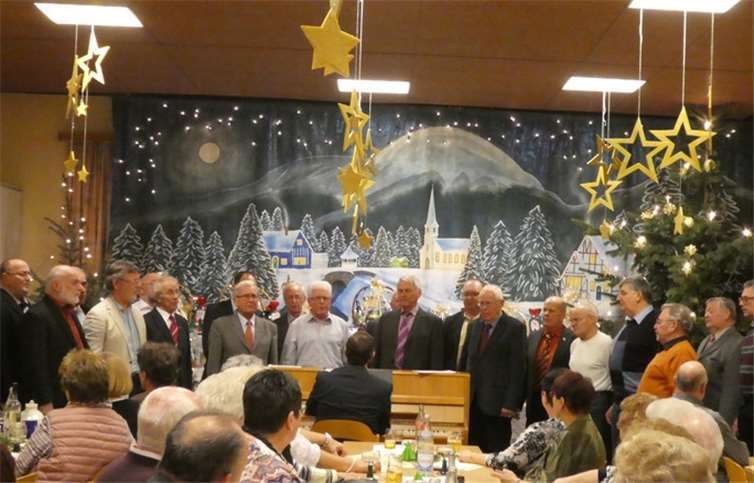 Der Chor begeistert die Gäste mit weihnachtlichen Weisen.  privat